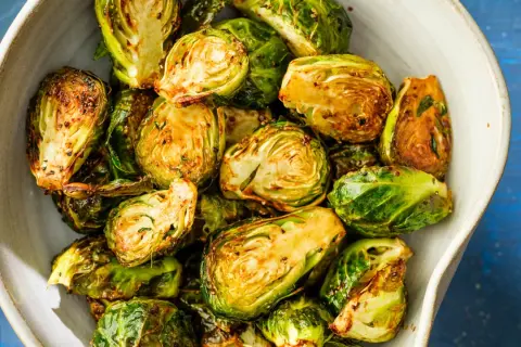 Krispiga brysselkål i airfryer, halverade och gyllene med lite kryddor. Enkel och god rätt.