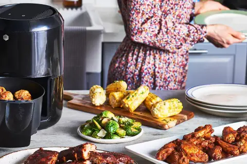 En airfryer med köttbullar, majskolvar, brysselkål och revbensspjäll. Perfekt för att grilla lamm och andra godsaker.