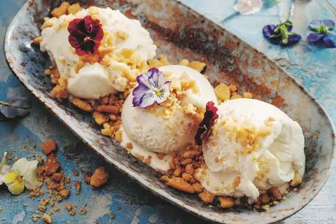 Tre kulor krämig kokosglass med smulor och violer. Ett perfekt kokosglass recept för en varm sommardag.