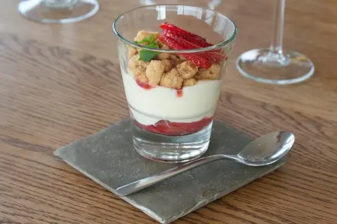 En läcker rabarberdessert i glas med krämig vaniljkräm, smuldeg och färska jordgubbar. Perfekt för en somrig fika.