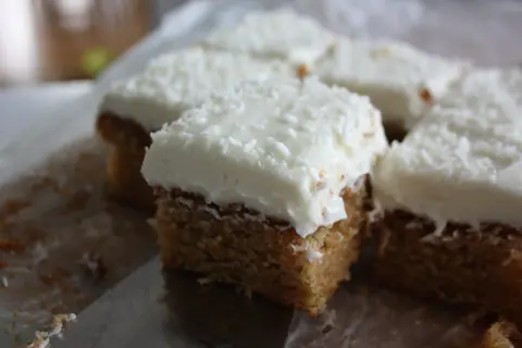 Färska bitar av morotskaka med krämig frosting och kokosflingor. En perfekt fika!