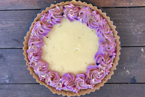 En vacker key lime pie med lila marängkant, perfekt för ett somrigt recept.