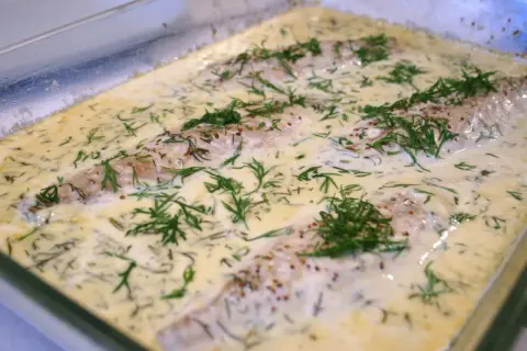 Ugnsbakad makrill i en krämig sås med dill och senapsfrön. En klassisk svensk rätt som doftar ljuvligt.