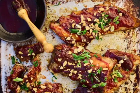 Glacerade revbensspjäll med jordnötter och salladslök, redo för grillen. Ett perfekt grill recept för sommaren.