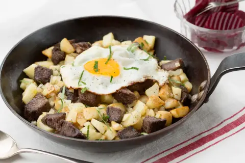 En klassisk pyttipanna med stekt ägg, potatis och kött. Ett enkelt och gott pyttipanna recept.