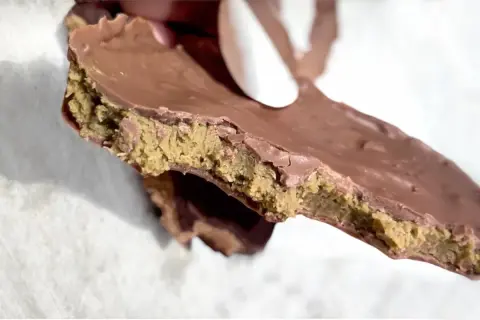 En bit chokladkaka med en krämig fyllning, perfekt för ett dubai choklad recept.