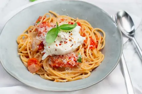 En krämig burrata pasta med tomatsås, toppad med färsk basilika och riven parmesan. Enkel men lyxig rätt.