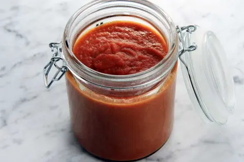 Hemlagad ketchup i en glasburk, redo att användas i ditt nästa ketchup recept.