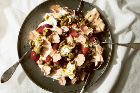 En härlig Eton Mess med jordgubbar, grädde, marängbitar och pistagenötter. Perfekt för en sommardessert.