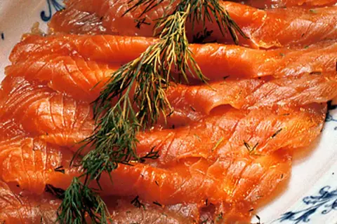 Tunna skivor av rimmad lax med dill, redo att avnjutas.