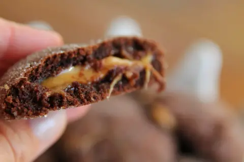 En chokladkaka med seg kola i mitten, perfekt för dig som söker ett gott dumlekakor recept.