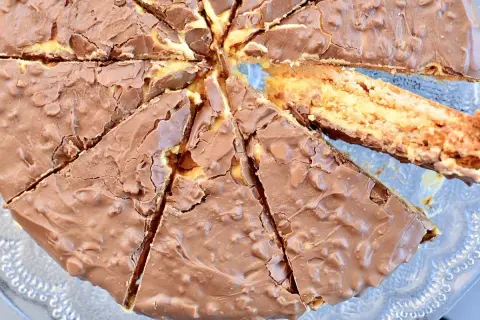 En saftig daimtårta, perfekt för fikat. Detta daimtårta recept är en favorit!