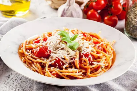 Enkel pastasås med spaghetti, körsbärstomater och riven ost. Enkelt och gott!