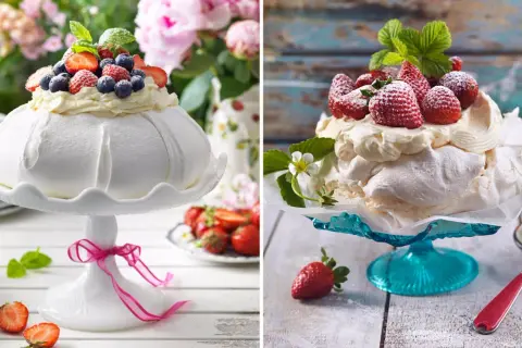 Två vackra pavlovakakor, toppade med grädde och färska bär. Ett perfekt pavlova recept för sommaren.