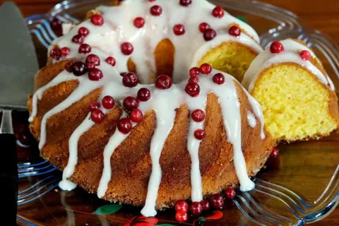 En saftig sockerkaka med glasyr och lingon, perfekt för fikat. Detta sockerkaka recept är en klassiker.