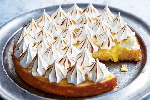 En härlig citronkladdkaka från Ica med fluffig maräng som fått gyllene toppar. Perfekt för fikat!