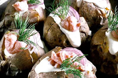 Bakad potatis med krämig fyllning, rödlök och dill. En härlig och enkel rätt.