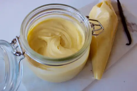 Krämig vaniljkräm, perfekt för bakning. Denna creme patissiere är redo att användas.