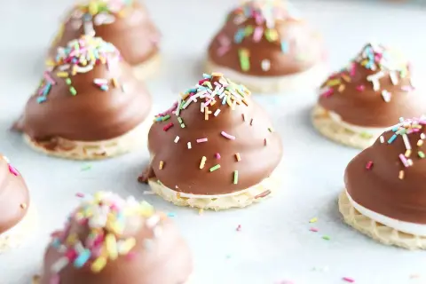 Chokladöverdragna maränger med strössel på en våffla. Ett mums mums recept som ser fantastiskt gott ut!