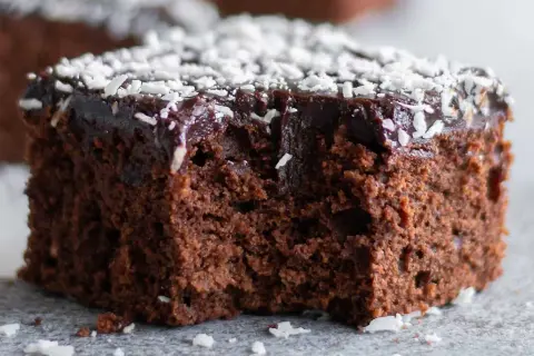 En saftig snoddas kaka med chokladglasyr och kokosflingor. Perfekt för fikat!