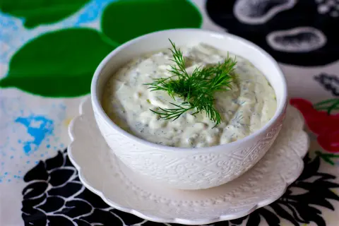 En skål med krämig skolans kalla fisksås, toppad med färsk dill. Perfekt till sommarmaten!