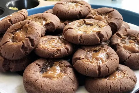 Chokladkakor med salt karamellfyllning, perfekt för fikat.
