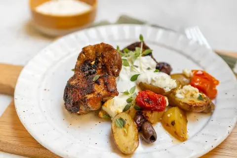 Grillad kyckling med rostade potatisar, tomater, oliver och en krämig, kall sås till kyckling.