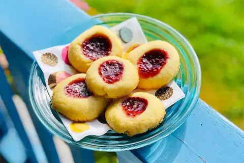 Fem syltkakor på en blå yta. Perfekt för fika, undrar vad man kan baka mer?