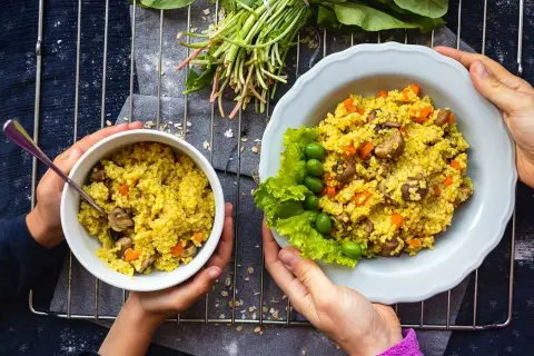 Två skålar med bulgur, morötter och svamp. Ett enkelt bulgur recept för en hälsosam måltid.
