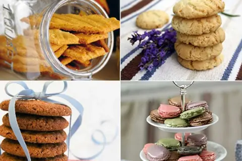 En burk med småkakor, en stapel kex med lavendel, en stapel chokladkakor med blått band och en tårtställning med macarons. Perfekt för småkakor recept!