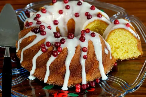 En saftig sockerkaka med vit glasyr och röda lingon. Perfekt för fika, dessa mjuka kakor ser underbara ut.