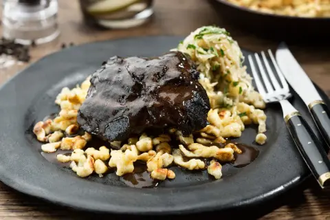En mustig oxkind med en härlig sås, serverad med knödel och en krispig sallad. Ett perfekt oxkind recept för en fin middag.