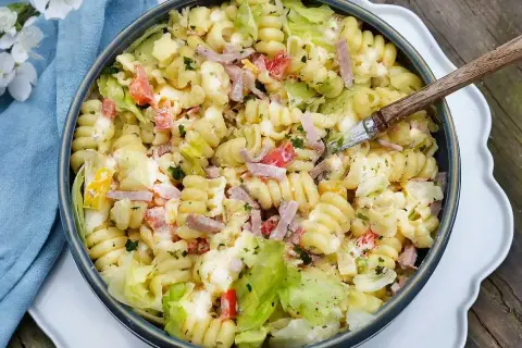 Krämig pastasallad med skinka, tomat och sallad. Perfekt dressing till pastasallad för en somrig buffé.