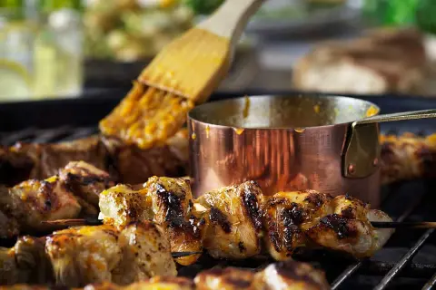 Grillspett med kyckling penslas med en gyllene glaze. Här är några grill tips för saftiga spett!