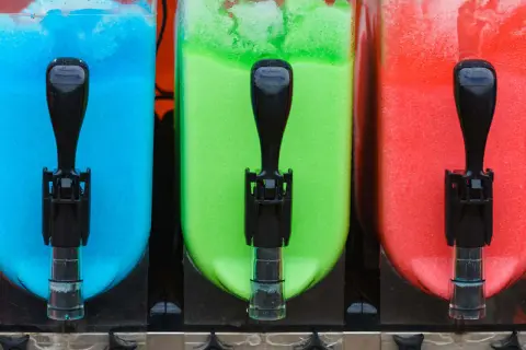 Tre behållare med blå, grön och röd slush. Perfekt för ett somrigt slush recept!