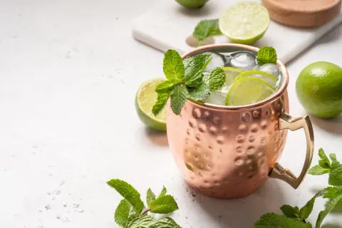 En kopp med is, lime och mynta, perfekt för vodka drinkar.