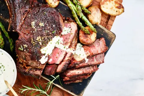 Perfekt grillad tomahawk med rostade potatisar och sparris. En festmåltid att grilla!