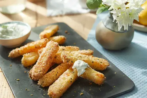 Krispiga stavar av halloumi i airfryer, serverade med en krämig dipp. Perfekt som tilltugg!