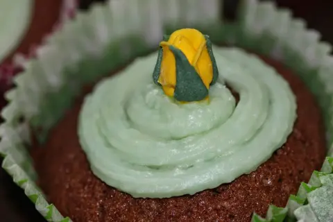 Chokladmuffins med ljusgrön frosting och en gul ros som dekoration. Ett enkelt frosting recept för att lyckas.