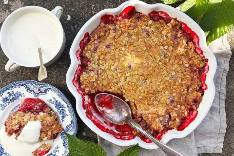 En härlig hallonpaj med krispigt täcke, serverad med vaniljsås. Ett perfekt hallonpaj recept för sommaren.
