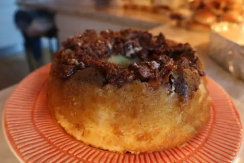 En saftig sockerkaka med en härlig chokladtopping, serverad på en orange tallrik.