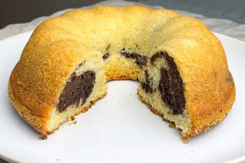 En saftig tigerkaka med chokladmönster, perfekt för fikat. Ett enkelt tigerkaka recept att följa.