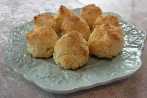 En tallrik med nybakade kokostoppar, perfekta för ett enkelt kokostoppar recept.