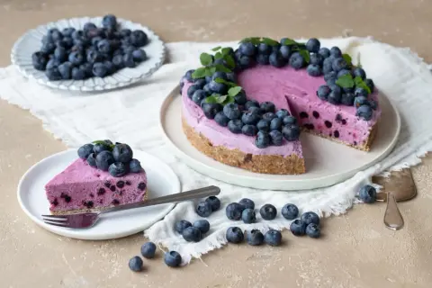 En ljuvlig blåbärscheesecake, perfekt för att baka snabbt fika. Garnerad med färska blåbär och mynta.