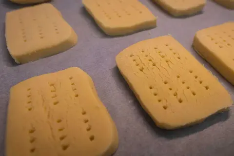 Färdiga att gräddas: rektangulära bitar av deg för shortbread recept, prickade med en gaffel.