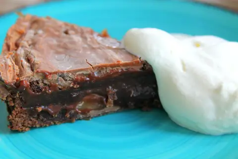 En bit kladdkaka med chokladglasyr och en klick vispgrädde. Perfekt för kladdkakans dag och andra dagar.