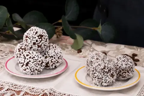 Chokladbollar recept: Mjuka, rullade i kokos och pärlsocker, redo att avnjutas.
