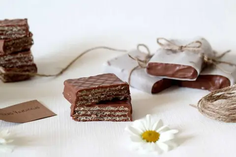 Chokladöverdragna mariekex, perfekt för ett enkelt mariekex recept. Vissa är inslagna i papper med snöre.