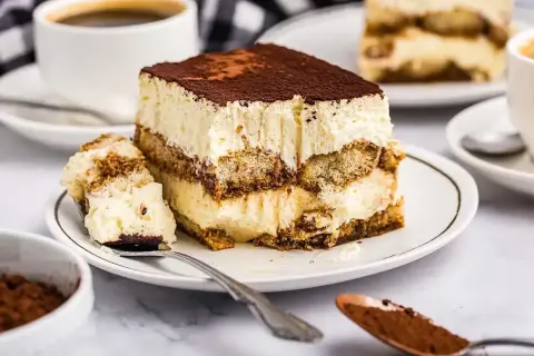 En bit krämig tiramisu med kaffe och kakao. Perfekt för ett enkelt tiramisu recept.