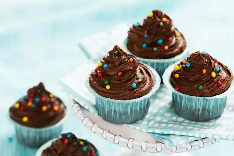 Färgglada choklad cupcakes med chokladfrosting och strössel. Perfekta för kalas eller fika.